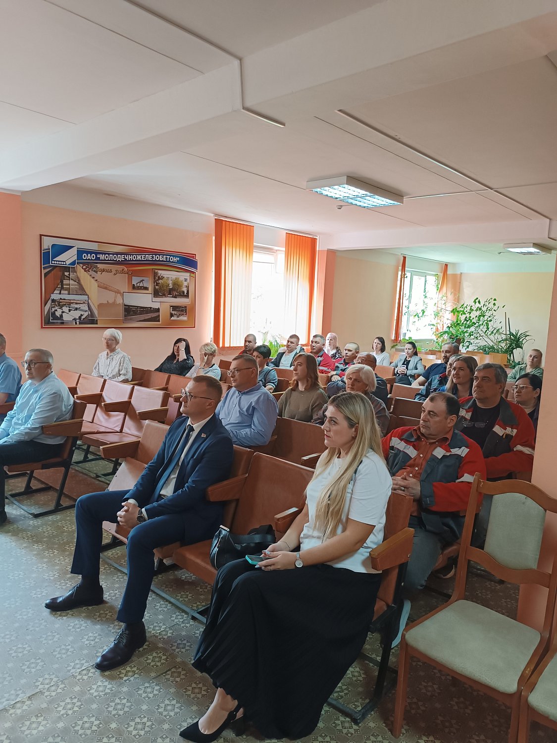 06.06.2025 года на филиале «Молодечножелезобетон» ОАО «Кричевцементошифер» состоялась встреча работников предприятия с зам.диретора Молодечненского районного исполнительного комитета - Сирож С.Сю 